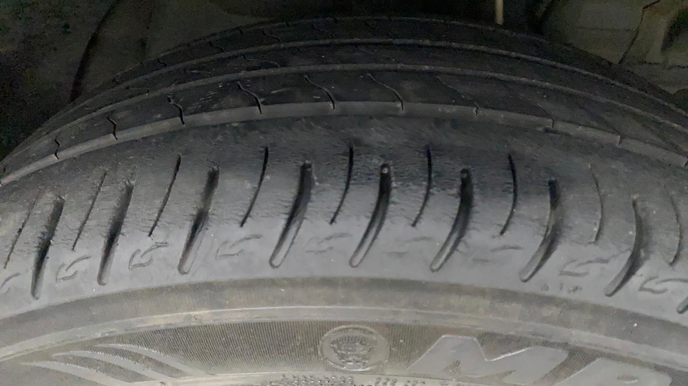 2019 Mahindra XUV300 W8 (O) 1.5 DIESEL, Diesel, Manual, 25,095 km, Right Front Tyre Tread