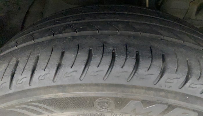 2019 Mahindra XUV300 W8 (O) 1.5 DIESEL, Diesel, Manual, 25,095 km, Right Front Tyre Tread