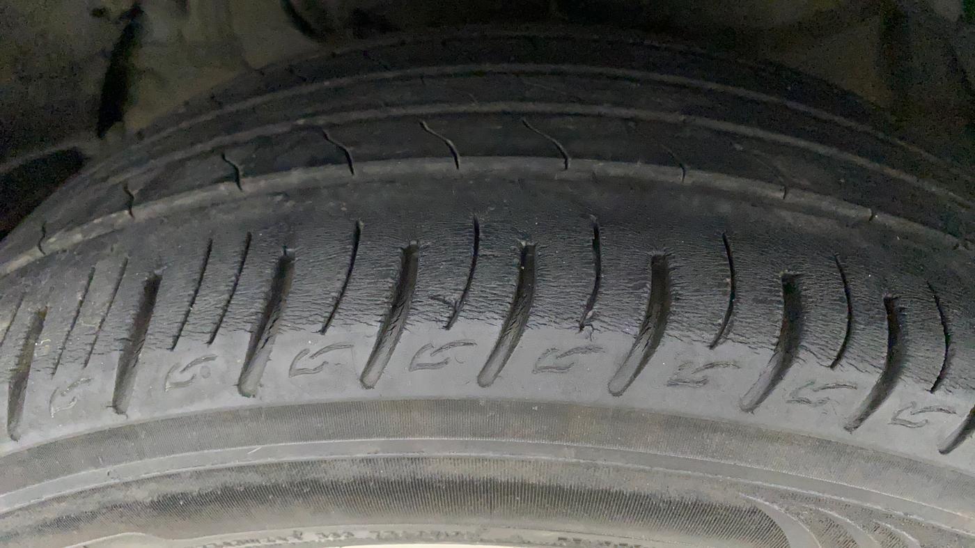 2019 Mahindra XUV300 W8 (O) 1.5 DIESEL, Diesel, Manual, 25,095 km, Left Front Tyre Tread