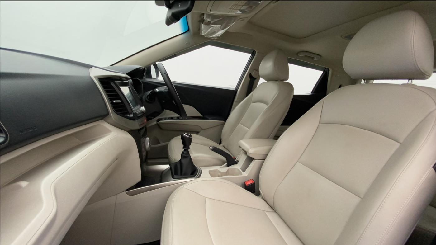 2019 Mahindra XUV300 W8 (O) 1.5 DIESEL, Diesel, Manual, 25,095 km, Right Side Front Door Cabin