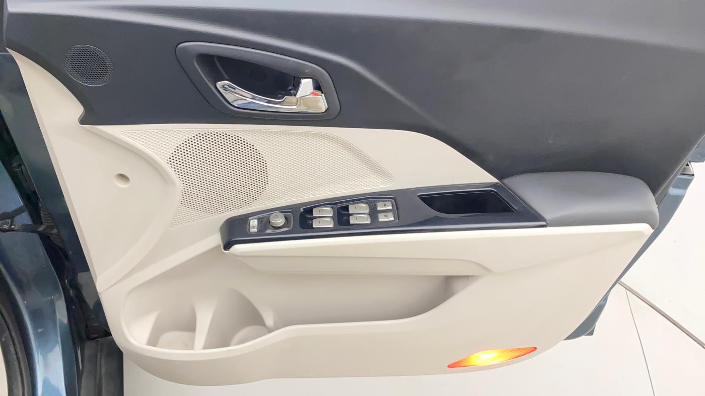 2019 Mahindra XUV300 W8 (O) 1.5 DIESEL, Diesel, Manual, 25,095 km, Driver Side Door Panels Control