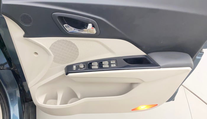 2019 Mahindra XUV300 W8 (O) 1.5 DIESEL, Diesel, Manual, 25,095 km, Driver Side Door Panels Control