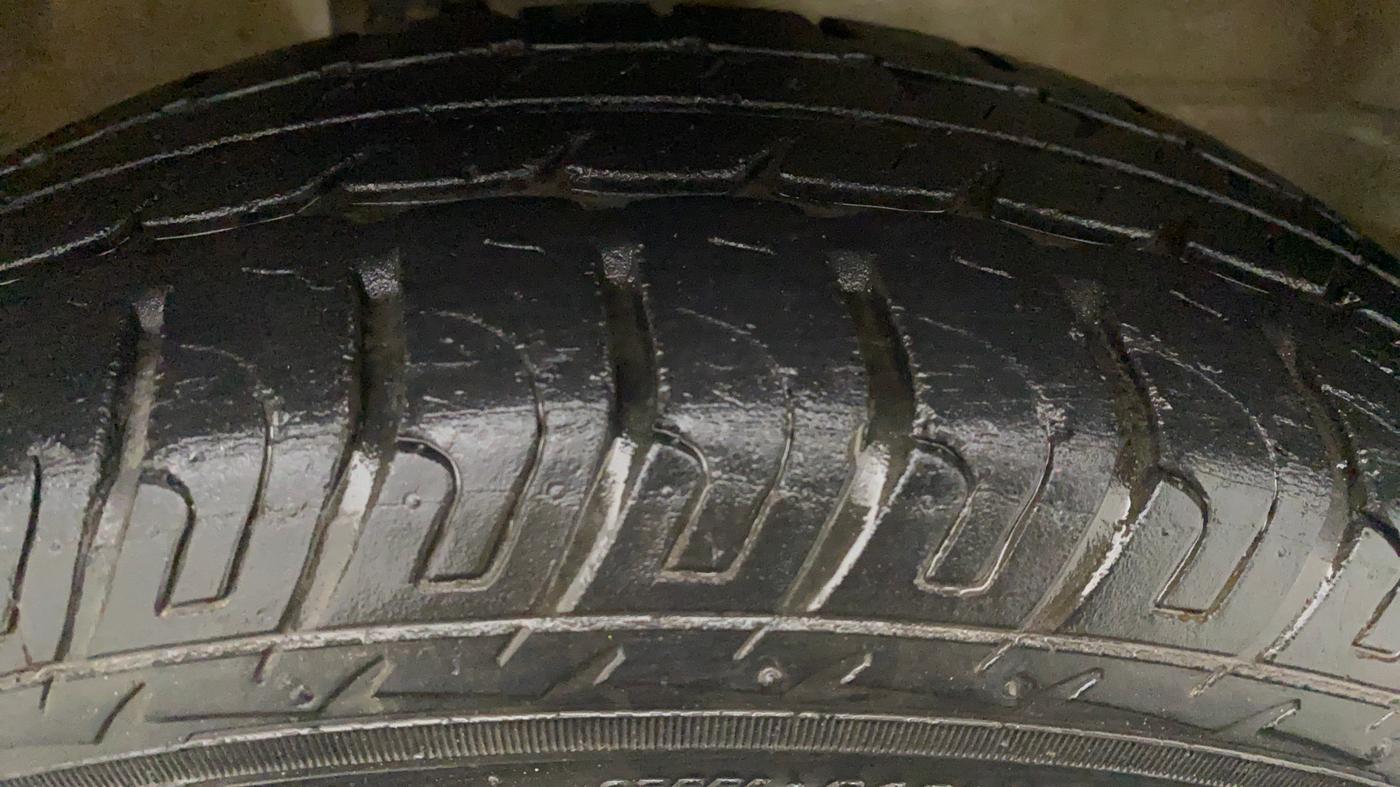 2013 Maruti Wagon R 1.0 VXI, Petrol, Manual, 26,924 km, Right Front Tyre Tread