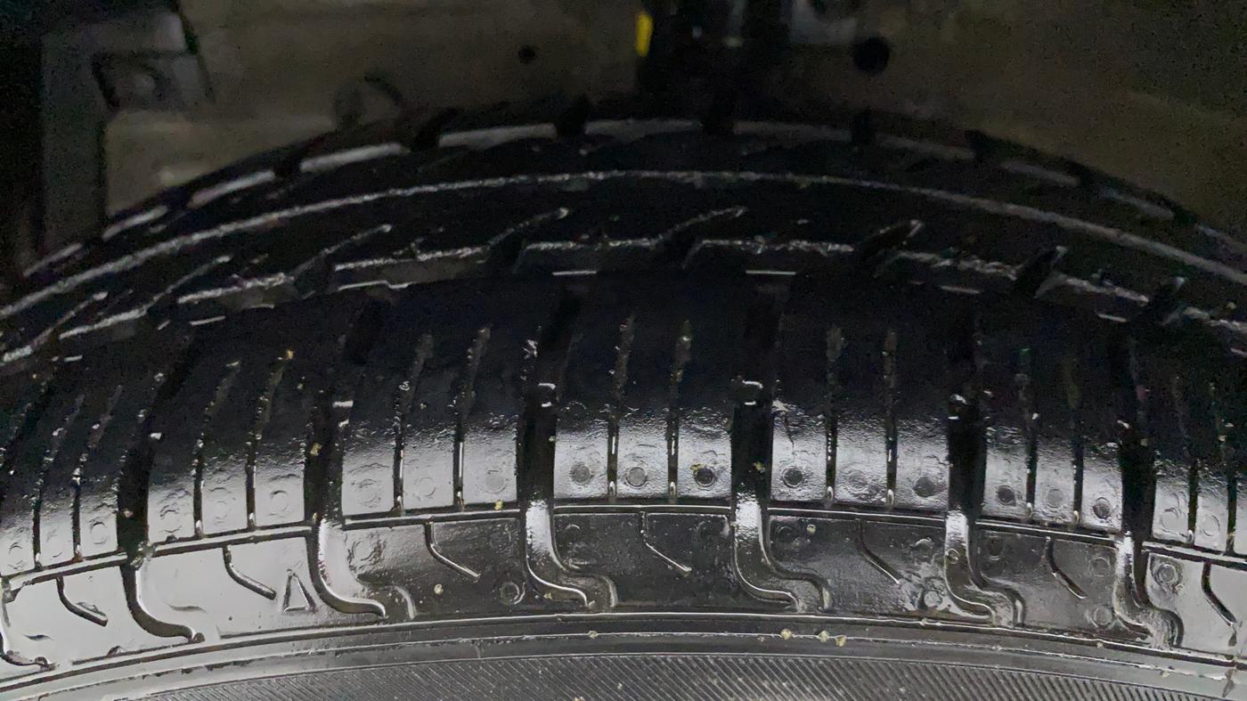 2011 Maruti Swift VXI, Petrol, Manual, 75,674 km, Left Front Tyre Tread