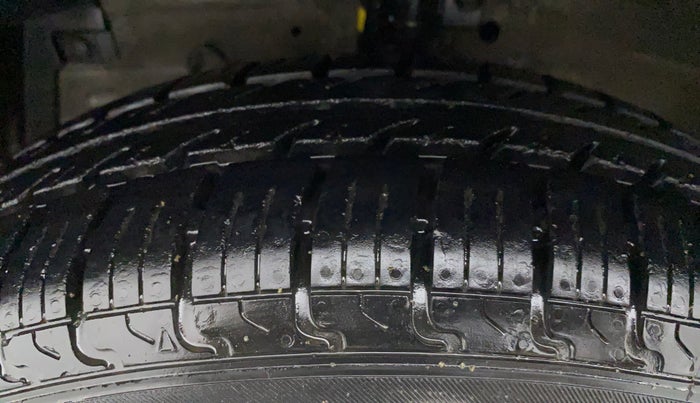 2011 Maruti Swift VXI, Petrol, Manual, 75,674 km, Left Front Tyre Tread