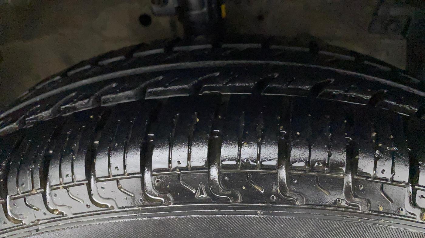 2011 Maruti Swift VXI, Petrol, Manual, 75,674 km, Right Front Tyre Tread