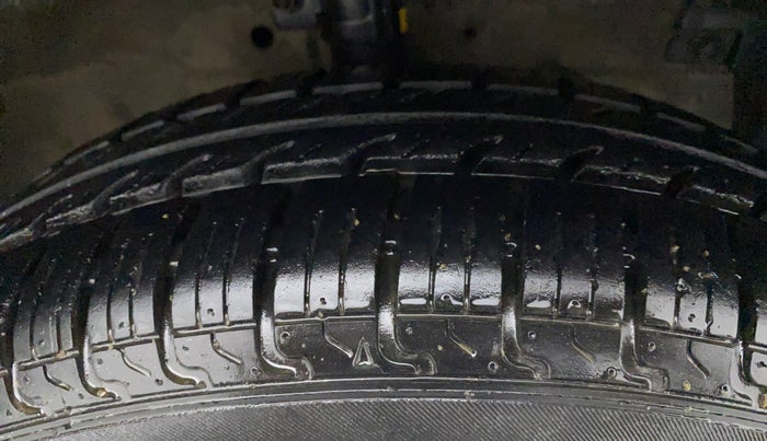 2011 Maruti Swift VXI, Petrol, Manual, 75,674 km, Right Front Tyre Tread