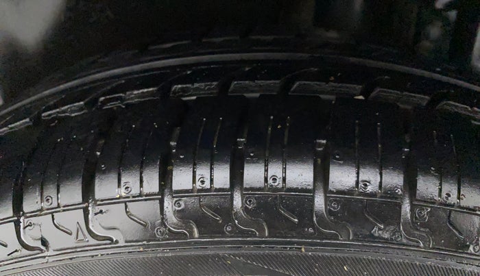 2011 Maruti Swift VXI, Petrol, Manual, 75,674 km, Left Rear Tyre Tread