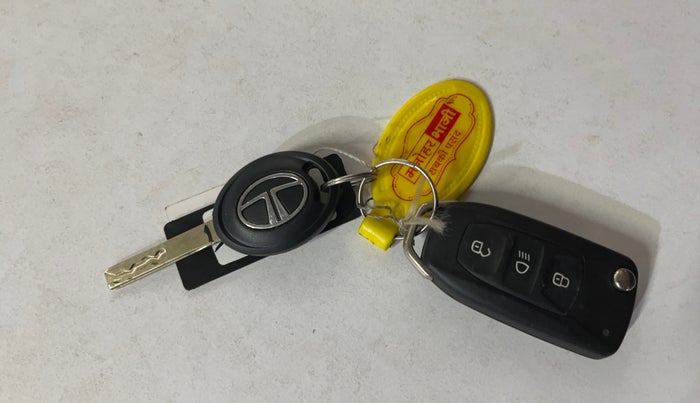 2020 Tata Tiago XT 1.2 REVOTRON, Petrol, Manual, 77,018 km, Key Close Up