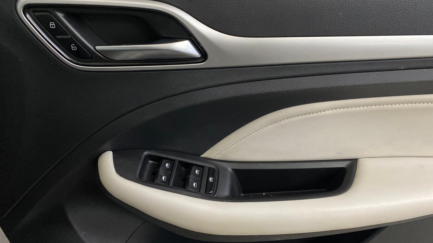 2022 MG ASTOR SHARP 1.5 MT, Petrol, Manual, 17,721 km, Driver Side Door Panels Control