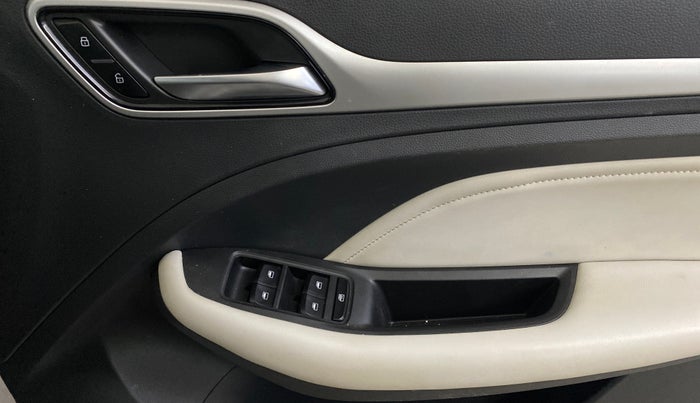 2022 MG ASTOR SHARP 1.5 MT, Petrol, Manual, 17,721 km, Driver Side Door Panels Control