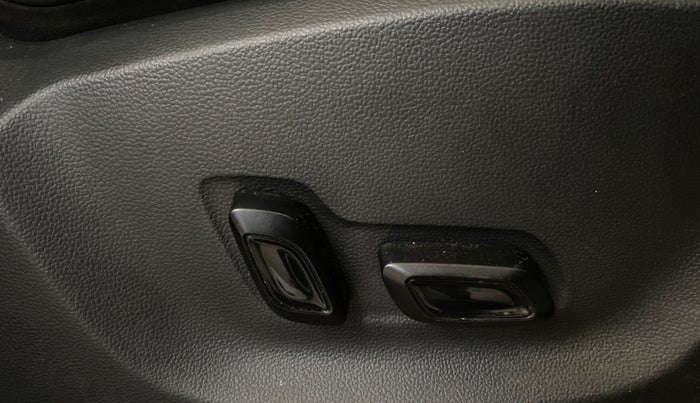 2022 MG ASTOR SHARP 1.5 MT, Petrol, Manual, 17,721 km, Driver Side Adjustment Panel