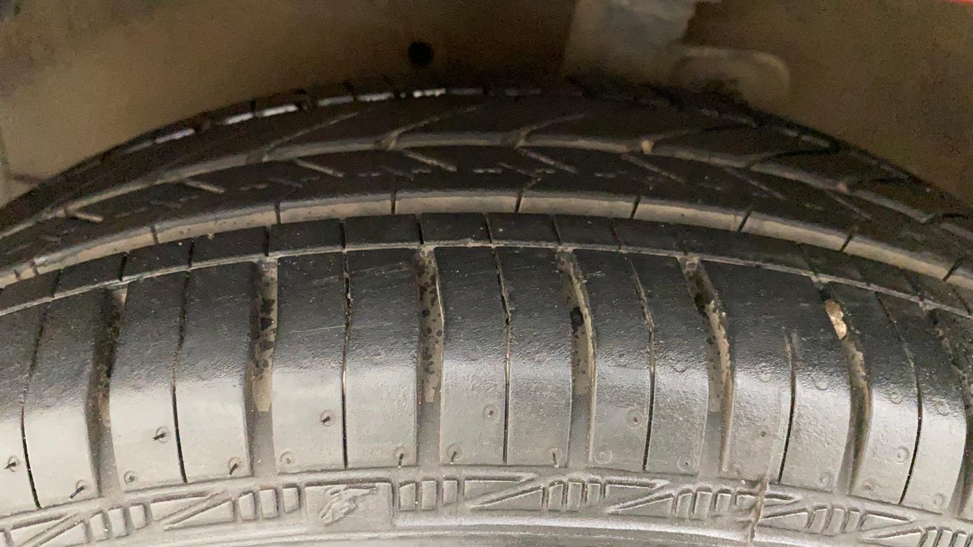 2015 Maruti Celerio VXI AMT, Petrol, Automatic, 48,766 km, Left Front Tyre Tread