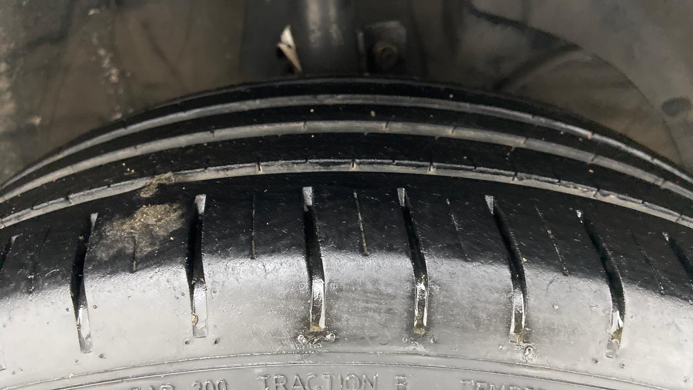 2019 Toyota Glanza V, Petrol, Manual, 64,625 km, Right Front Tyre Tread