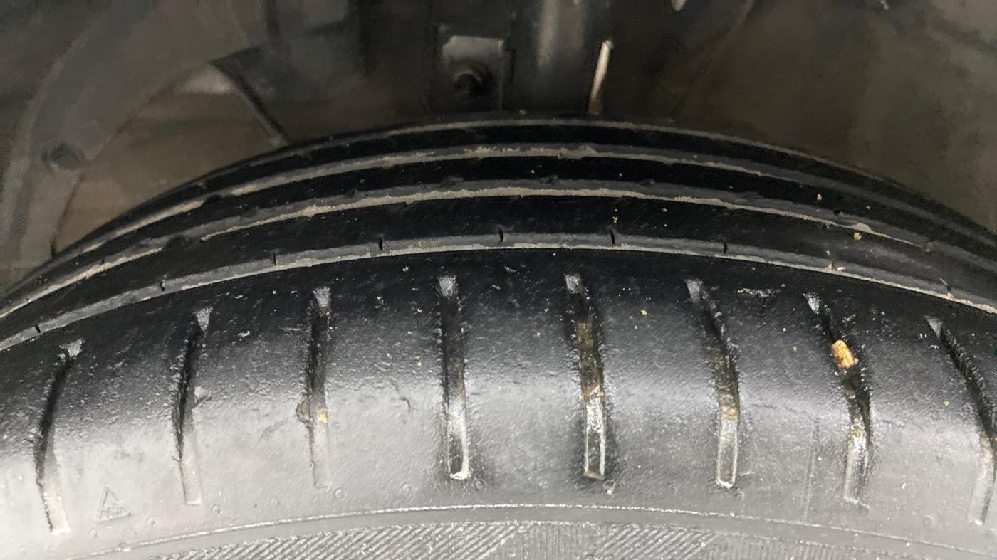 2019 Toyota Glanza V, Petrol, Manual, 64,625 km, Left Front Tyre Tread