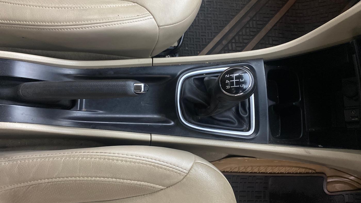 2019 Maruti Ciaz ALPHA 1.5 SHVS PETROL, Petrol, Manual, 52,412 km, Gear Lever