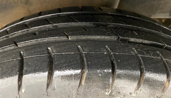 2017 Renault Kwid CLIMBER 1.0 AT, Petrol, Automatic, 60,673 km, Left Rear Tyre Tread