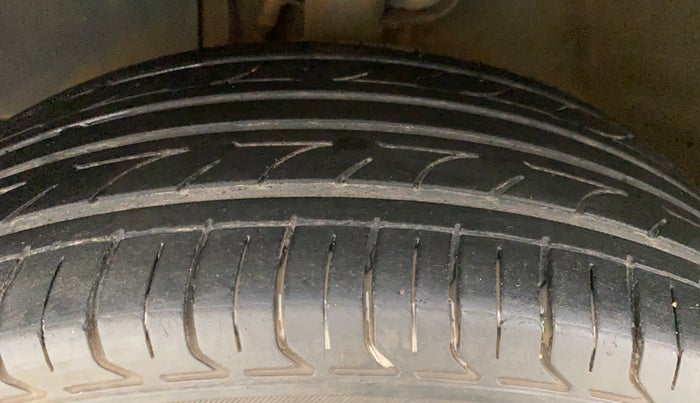 2016 Mahindra Kuv100 K2 6 STR, Petrol, Manual, 78,210 km, Left Front Tyre Tread
