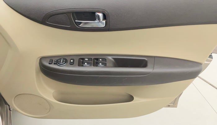 2013 Hyundai i20 SPORTZ 1.2, Petrol, Manual, 27,240 km, Driver Side Door Panels Control