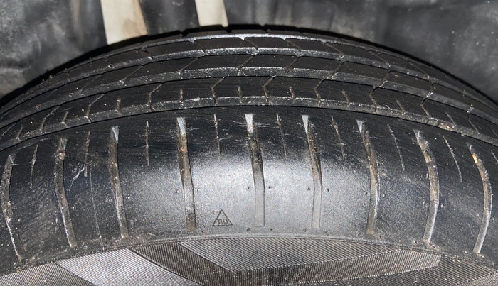 2020 Maruti Swift ZXI AMT, Petrol, Automatic, 33,817 km, Right Rear Tyre Tread