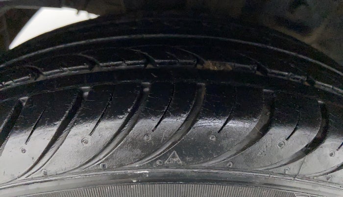 2015 Hyundai Eon MAGNA PLUS, Petrol, Manual, 47,892 km, Right Rear Tyre Tread