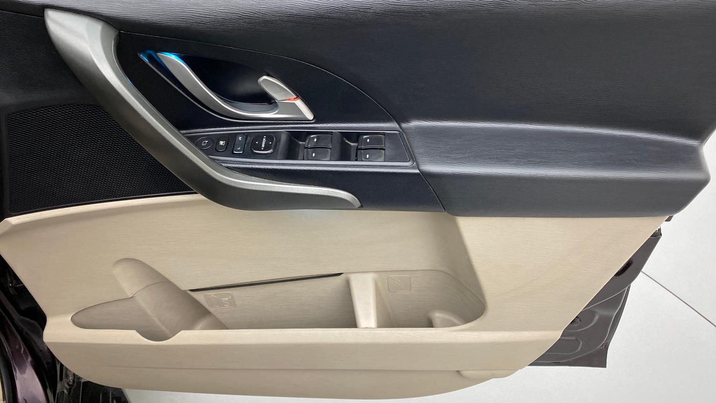 2016 Mahindra XUV500 W6 AT, Diesel, Automatic, 89,783 km, Driver Side Door Panels Control