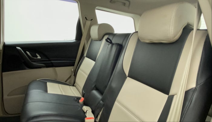 2016 Mahindra XUV500 W6 AT, Diesel, Automatic, 89,783 km, Right Side Rear Door Cabin