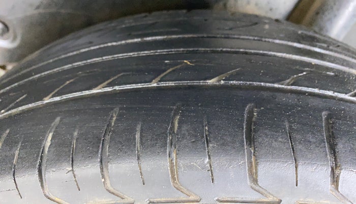 2011 Maruti Swift ZXI D, Petrol, Manual, 79,489 km, Left Rear Tyre Tread