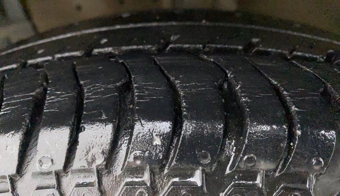 2017 Maruti Swift VXI, Petrol, Manual, 37,402 km, Left Front Tyre Tread