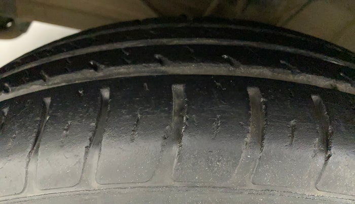 2019 Maruti Swift VXI, Petrol, Manual, 19,744 km, Left Front Tyre Tread