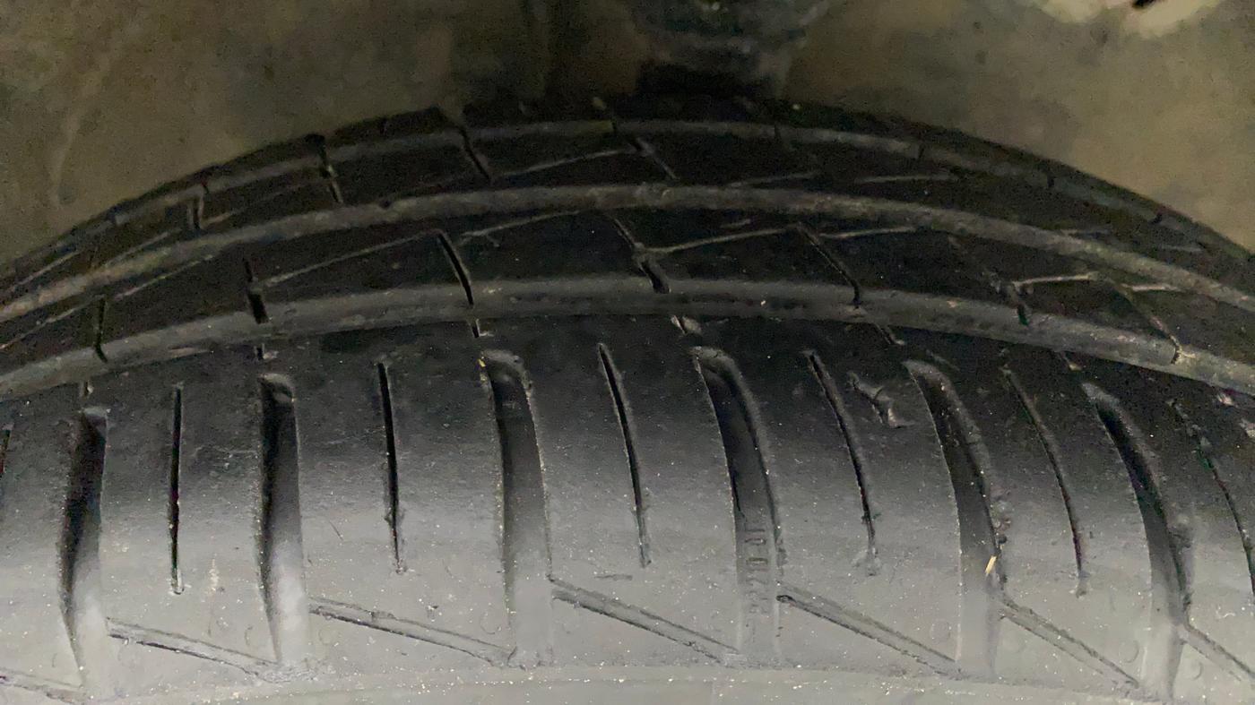 2011 Maruti Wagon R 1.0 VXI, Petrol, Manual, 92,129 km, Right Front Tyre Tread