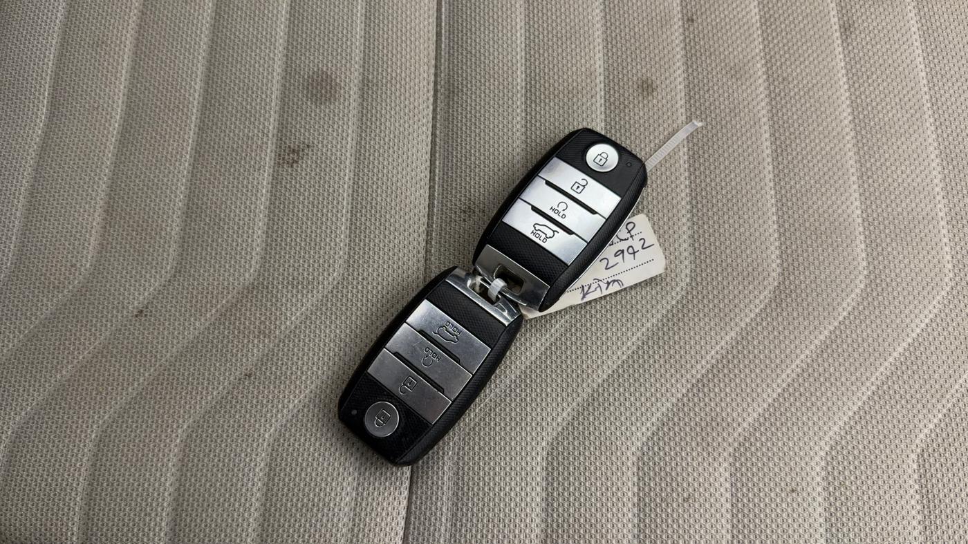 2020 KIA SONET HTX 1.0 IMT, Petrol, Manual, 46,295 km, Key Close Up