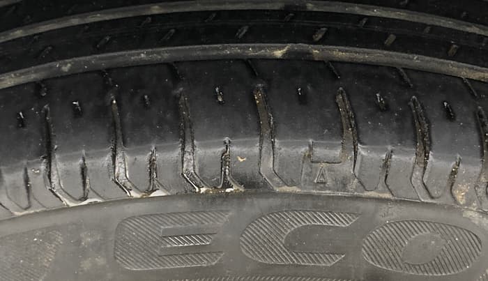 2015 Maruti Swift VXI, Petrol, Manual, 71,494 km, Left Front Tyre Tread
