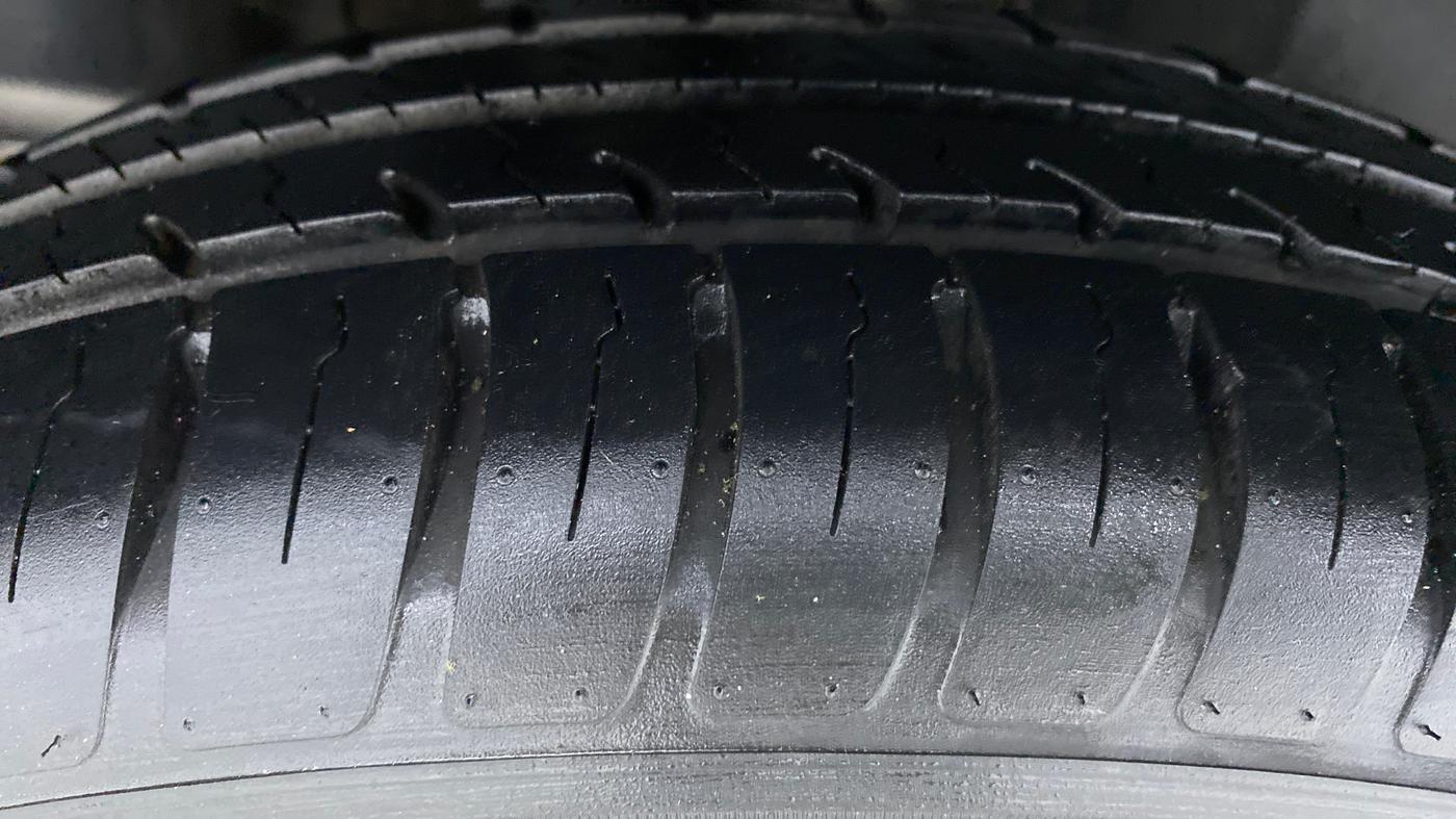 2018 Maruti Swift VXI D, Petrol, Manual, 16,304 km, Right Rear Tyre Tread
