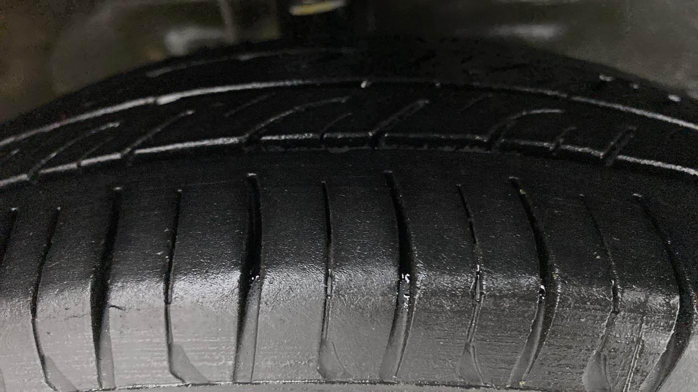 2011 Maruti Wagon R 1.0 LXI, CNG, Manual, 89,050 km, Right Front Tyre Tread