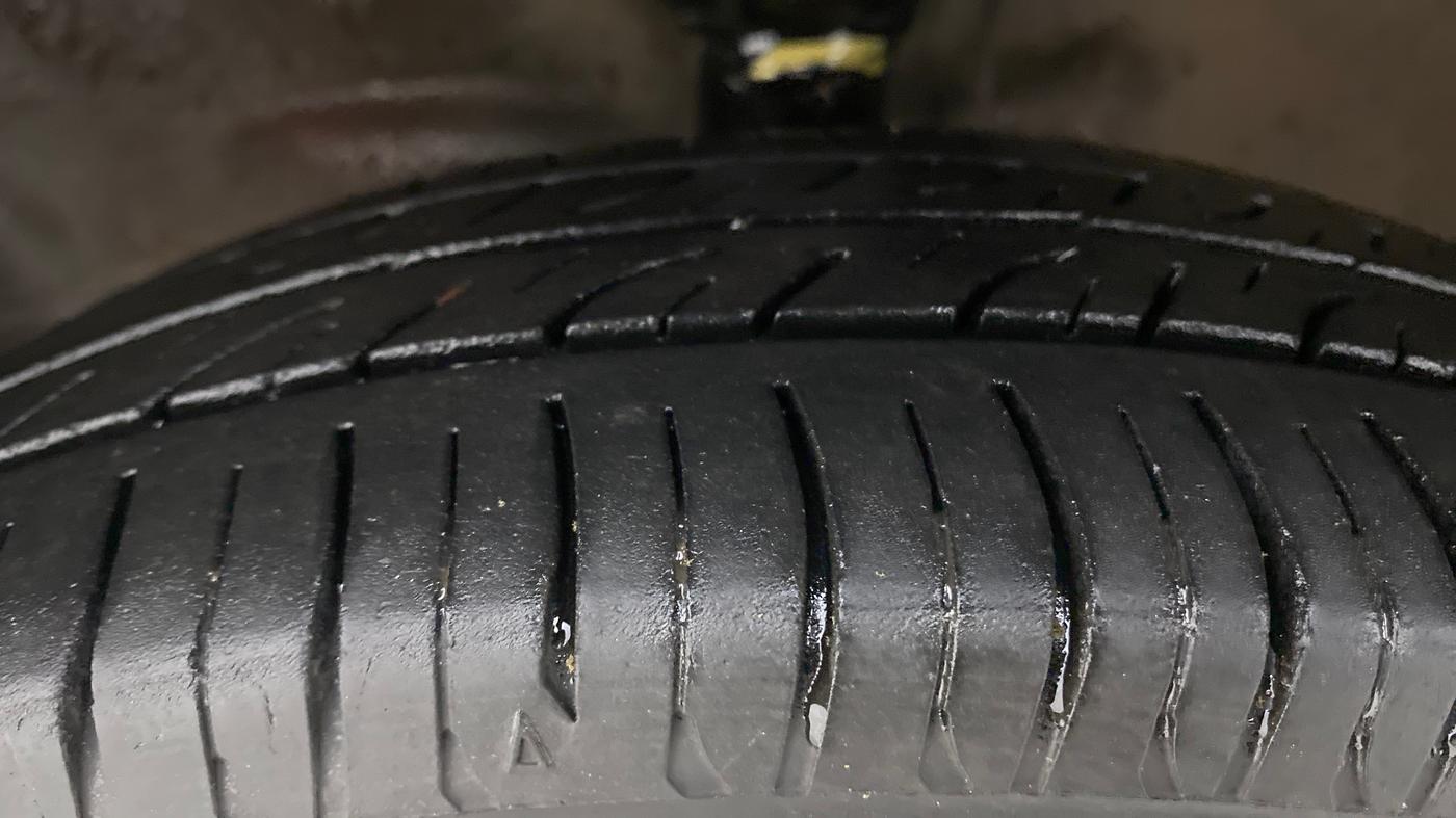2011 Maruti Wagon R 1.0 LXI, CNG, Manual, 89,050 km, Left Front Tyre Tread
