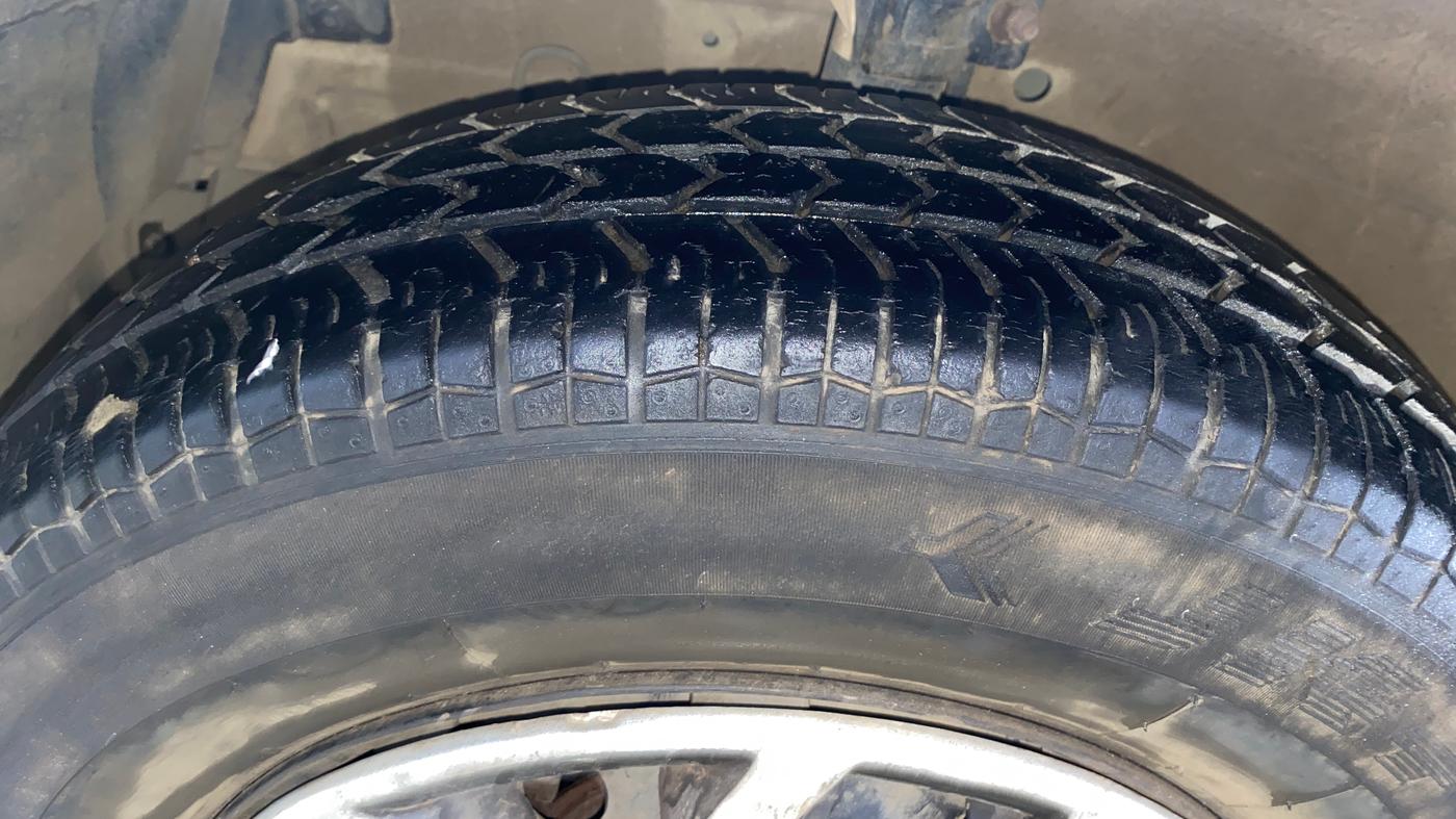 2015 Maruti Swift VXI, Petrol, Manual, 43,088 km, Left Front Tyre Tread