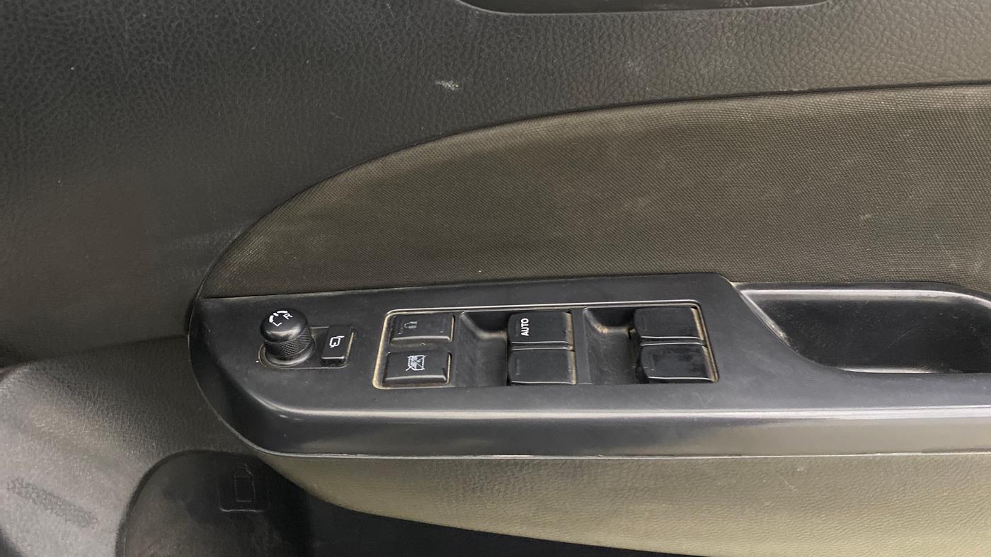 2015 Maruti Swift VXI, Petrol, Manual, 43,088 km, Driver Side Door Panels Control