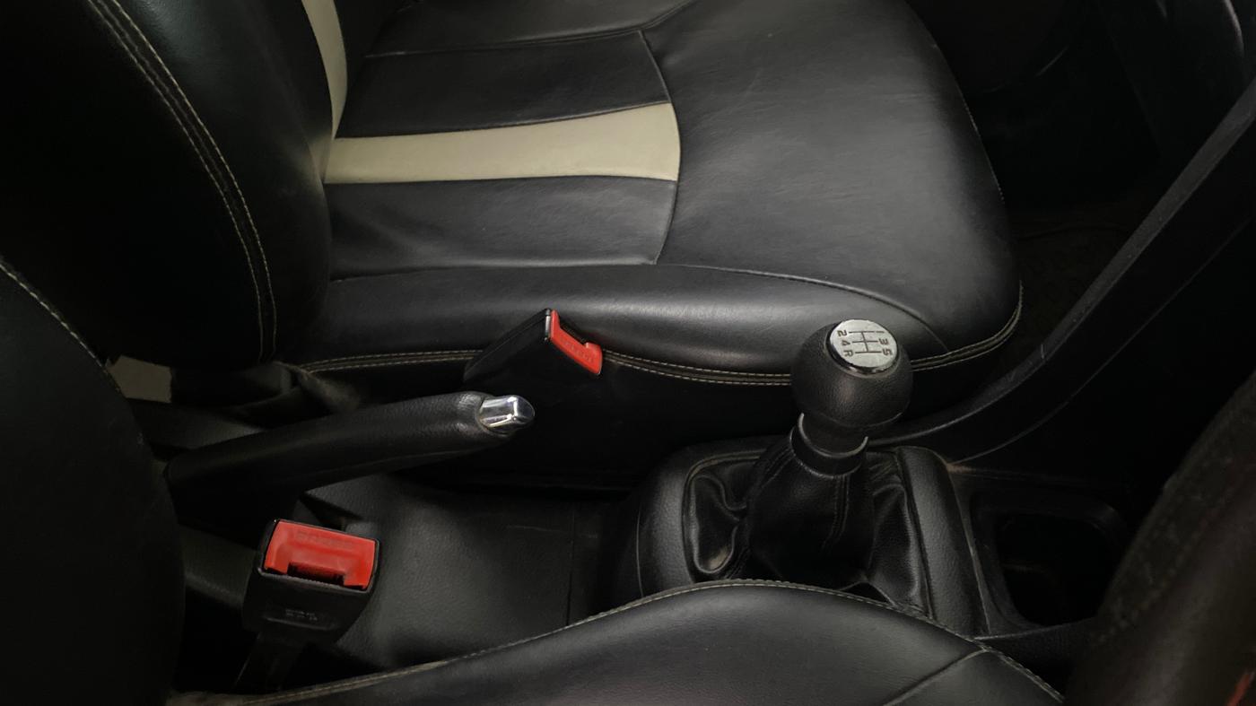 2015 Maruti Swift VXI, Petrol, Manual, 43,088 km, Gear Lever