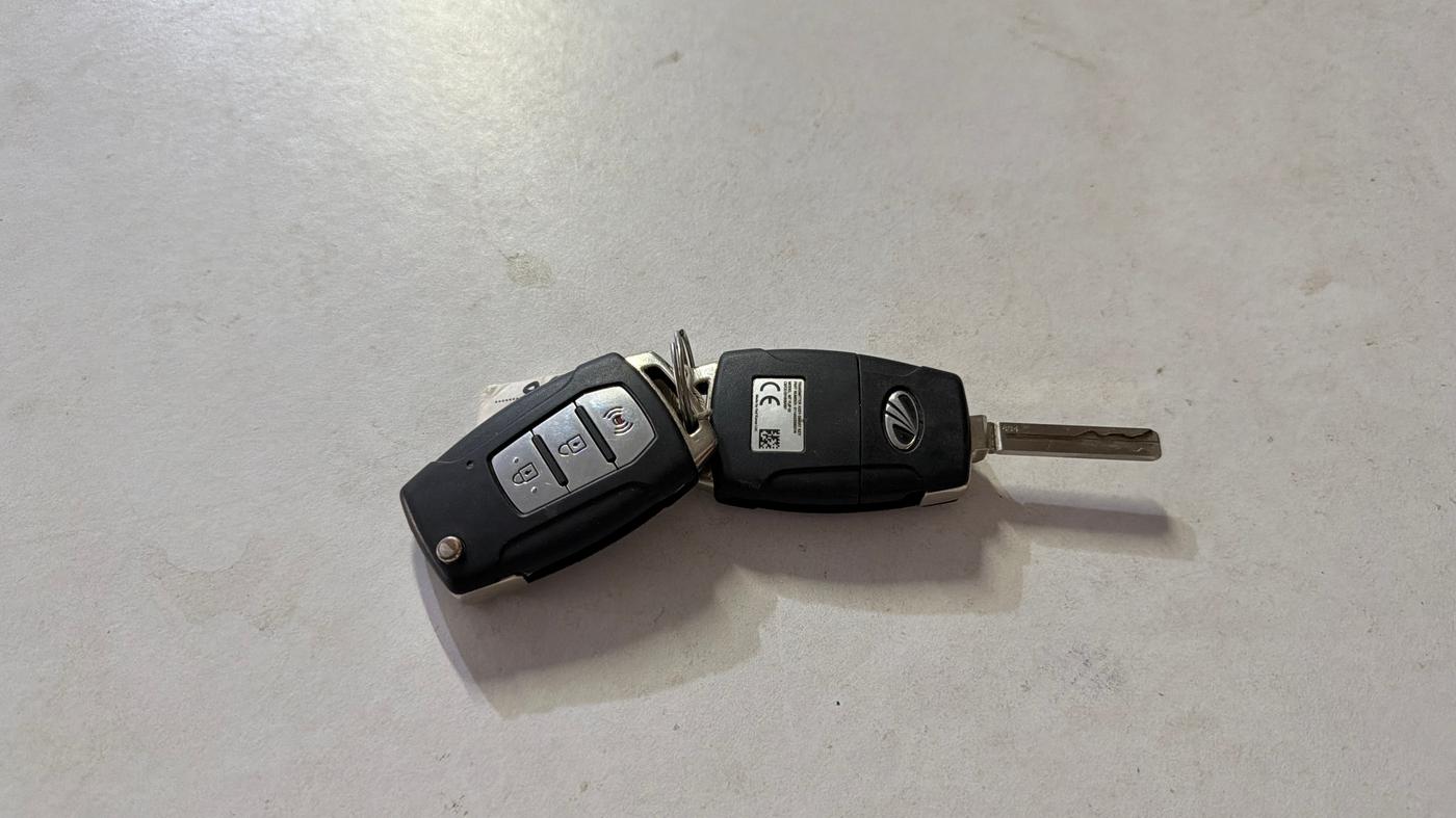 2021 Mahindra XUV300 W8 (O) 1.5 DIESEL, Diesel, Manual, 56,185 km, Key Close Up