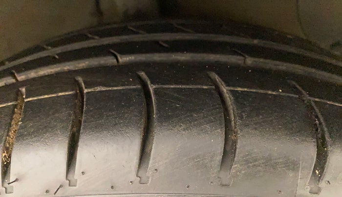 2017 Hyundai Grand i10 MAGNA AT 1.2 KAPPA VTVT, Petrol, Automatic, 65,376 km, Right Front Tyre Tread