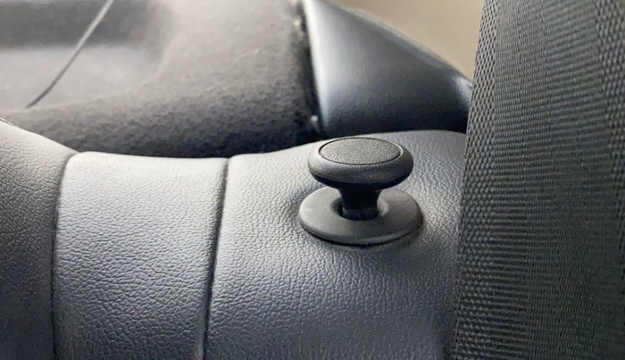 2017 Hyundai Grand i10 MAGNA AT 1.2 KAPPA VTVT, Petrol, Automatic, 65,376 km, Second-row left seat - Folding lever not working