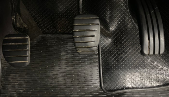 2014 Renault Duster RXE PETROL, Petrol, Manual, 43,030 km, Pedals