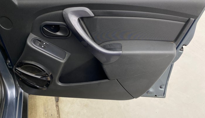 2014 Renault Duster RXE PETROL, Petrol, Manual, 43,030 km, Driver Side Door Panels Control