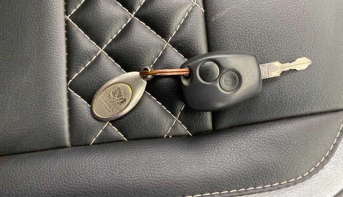 2014 Renault Duster RXE PETROL, Petrol, Manual, 43,030 km, Key Close Up