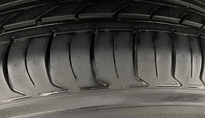 2014 Renault Duster RXE PETROL, Petrol, Manual, 43,030 km, Right Rear Tyre Tread