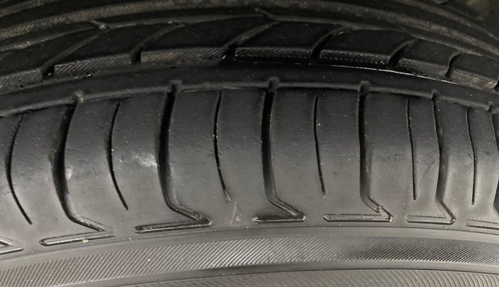 2014 Renault Duster RXE PETROL, Petrol, Manual, 43,030 km, Right Front Tyre Tread