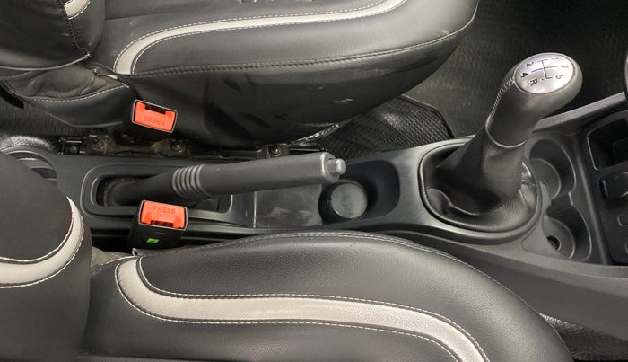 2014 Renault Duster RXE PETROL, Petrol, Manual, 43,030 km, Gear Lever