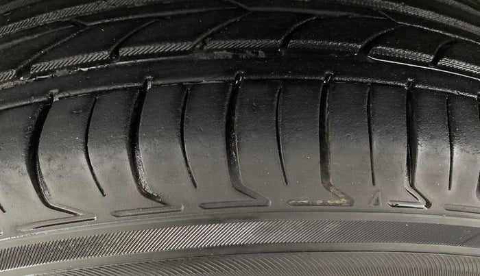 2014 Renault Duster RXE PETROL, Petrol, Manual, 43,030 km, Left Front Tyre Tread