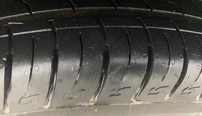 2015 Renault Duster 85 PS RXL PLUS DIESEL, Diesel, Manual, 98,972 km, Right Front Tyre Tread